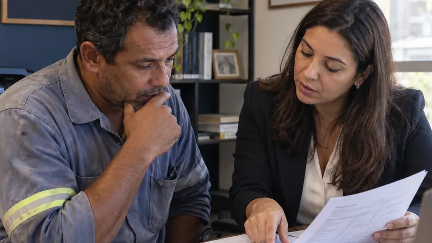 Trabalhador e advogada conversando sobre um contrato comercial